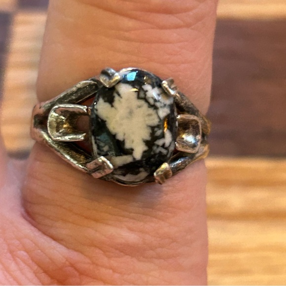 Lovely Little Flower Rock Ring.  Very unique & beautiful style - Picture 3 of 10